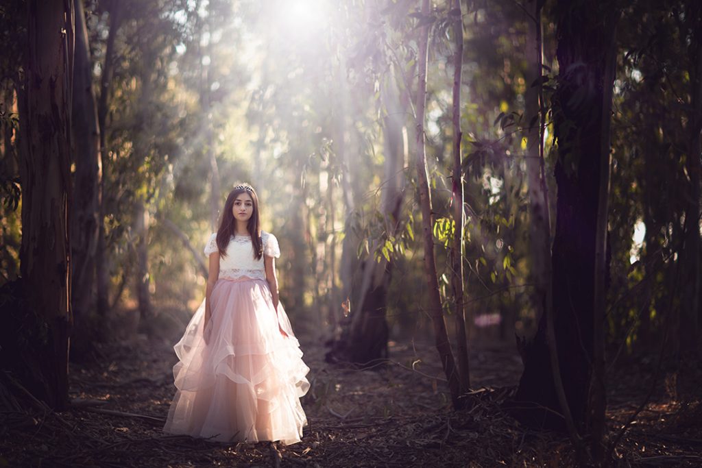 בוק בת מצווה ביער בשמלה ורודה של הסטודיו